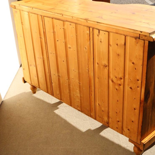オールドパイン材のアンティークサイドボード