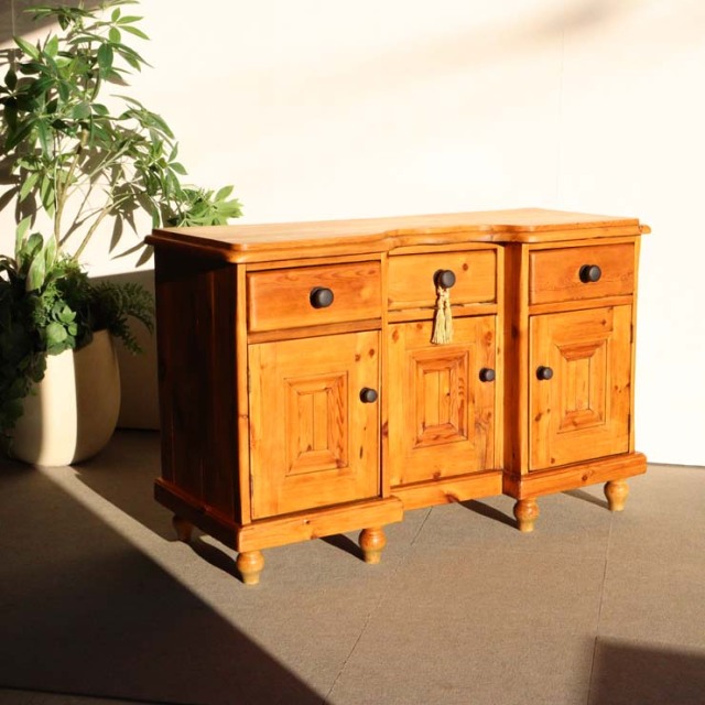 オールドパイン材のアンティークサイドボード