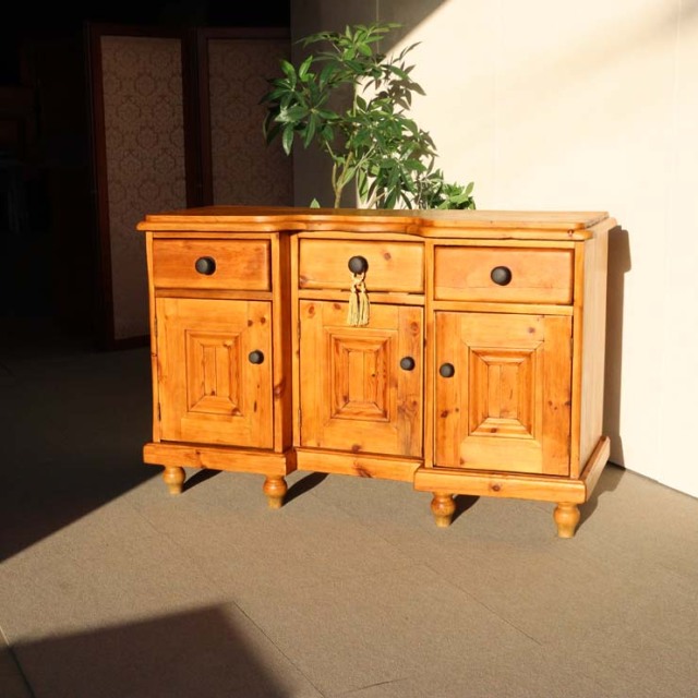オールドパイン材のアンティークサイドボード