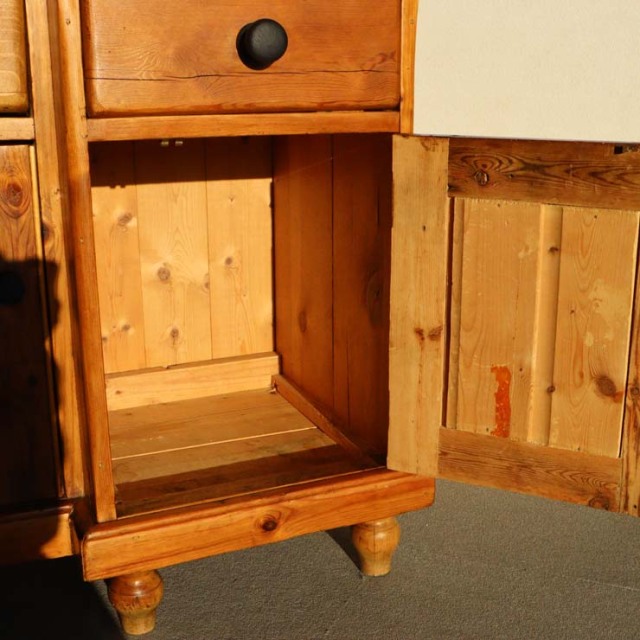 オールドパイン材のアンティークサイドボード