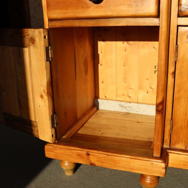 オールドパイン材のアンティークサイドボード