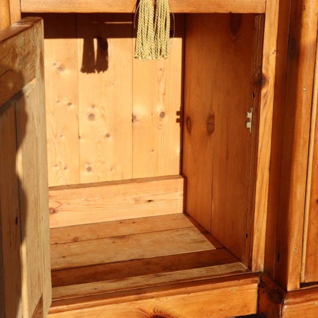 オールドパイン材のアンティークサイドボード