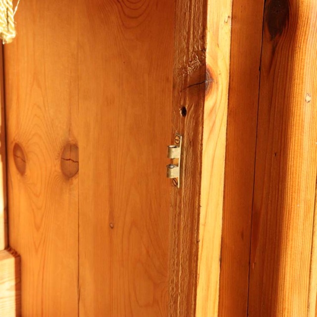 オールドパイン材のアンティークサイドボード