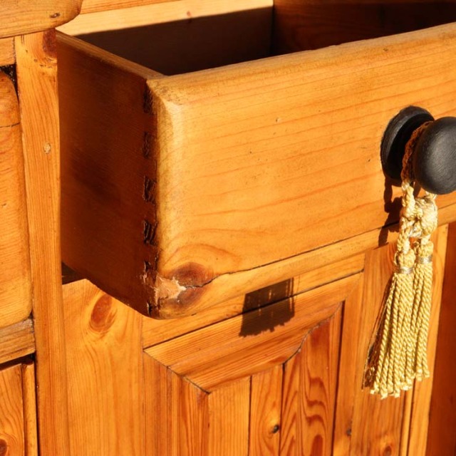 オールドパイン材のアンティークサイドボード