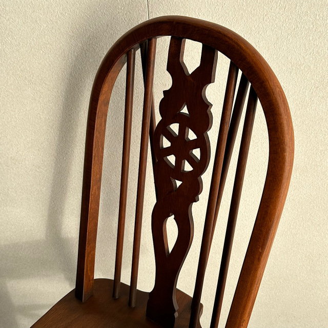 オールドチャームの椅子