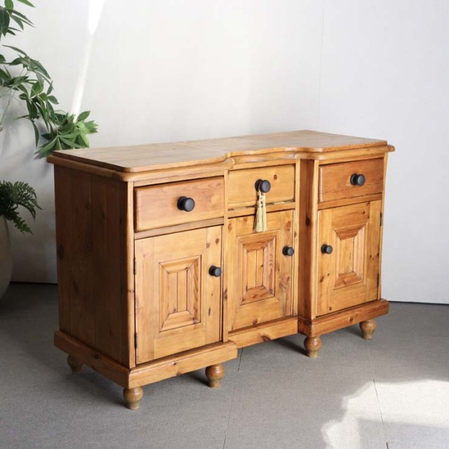 オールドパイン材のアンティークサイドボード