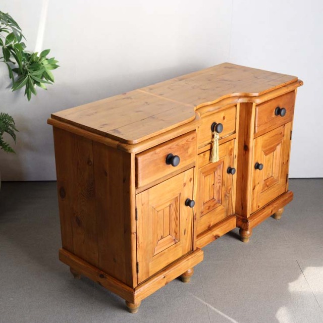 オールドパイン材のアンティークサイドボード
