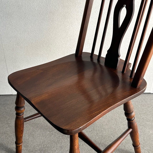 木製アンティークの椅子