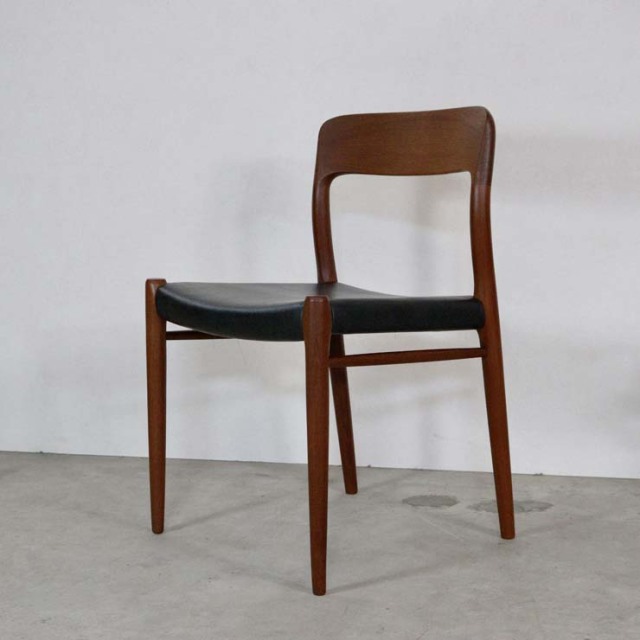 木製で座面は黒レザーのヴィンテージダイニングチェア、23182b
