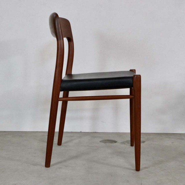 木製で座面は黒レザーのヴィンテージダイニングチェア、23182b
