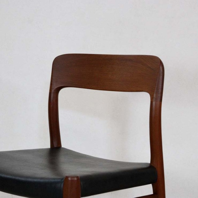 木製で座面は黒レザーのヴィンテージダイニングチェア、23182b