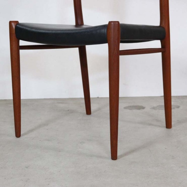 木製で座面は黒レザーのヴィンテージダイニングチェア、23182b