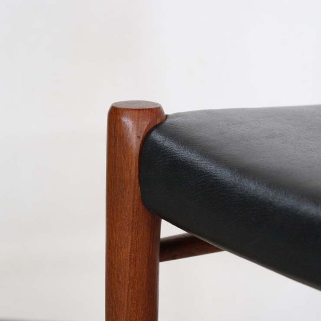 木製で座面は黒レザーのヴィンテージダイニングチェア、23182b