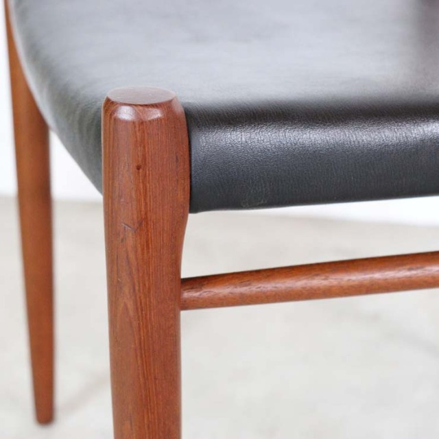 木製で座面は黒レザーのヴィンテージダイニングチェア、23182b