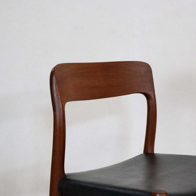 木製で座面は黒レザーのヴィンテージダイニングチェア、23182b