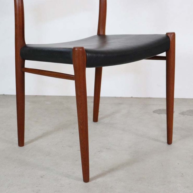 木製で座面は黒レザーのヴィンテージダイニングチェア、23182b