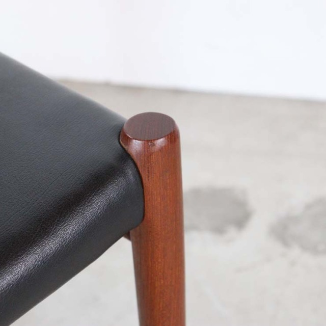 木製で座面は黒レザーのヴィンテージダイニングチェア、23182b