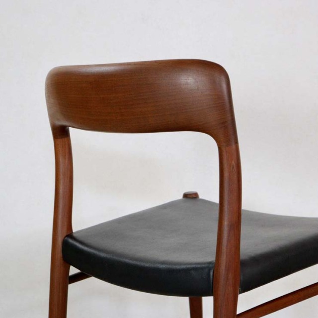 木製で座面は黒レザーのヴィンテージダイニングチェア、23182b