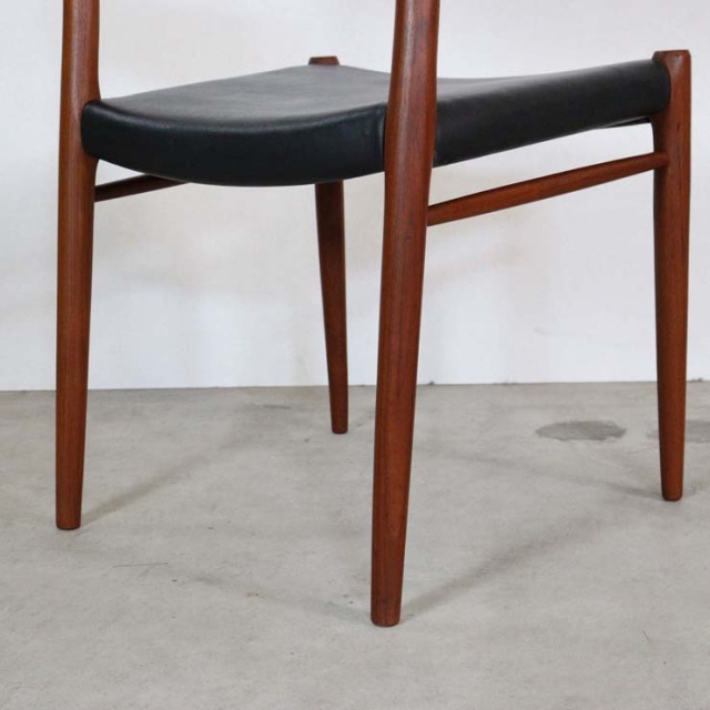 木製で座面は黒レザーのヴィンテージダイニングチェア、23182b