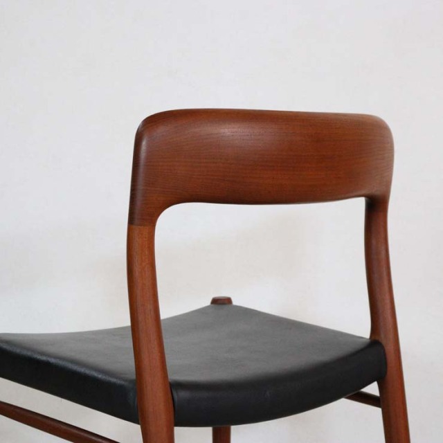 木製で座面は黒レザーのヴィンテージダイニングチェア、23182b