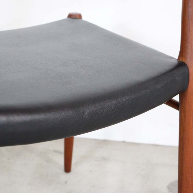 木製で座面は黒レザーのヴィンテージダイニングチェア、23182b