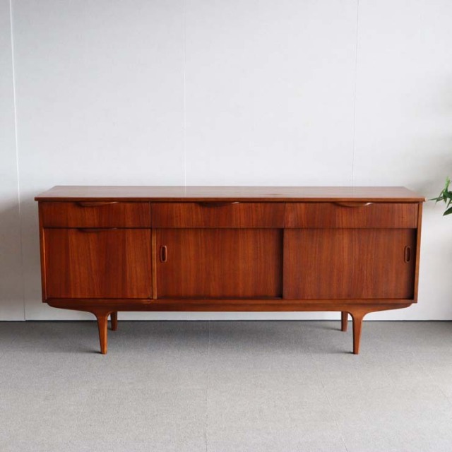 英国ヴィンテージのサイドボード。ミッドセンチュリーモダンデザイン。