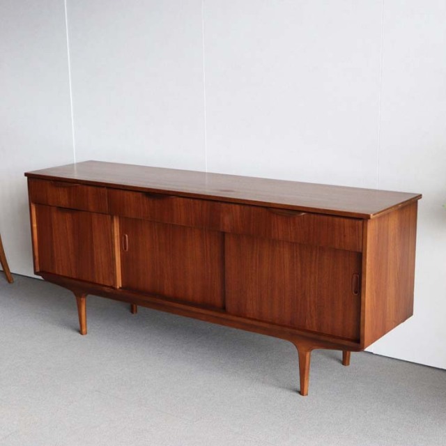 英国ヴィンテージのサイドボード。ミッドセンチュリーモダンデザイン。