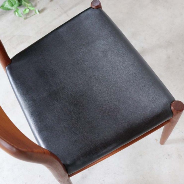 木製で座面は黒レザーのヴィンテージダイニングチェア、23182b