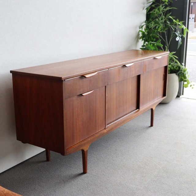 英国ヴィンテージのサイドボード。ミッドセンチュリーモダンデザイン。