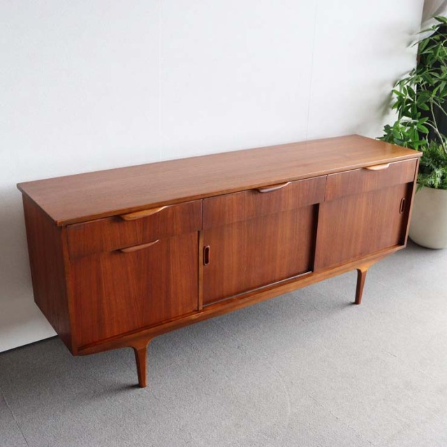 英国ヴィンテージのサイドボード。ミッドセンチュリーモダンデザイン。