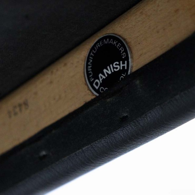 木製で座面は黒レザーのヴィンテージダイニングチェア、23182b