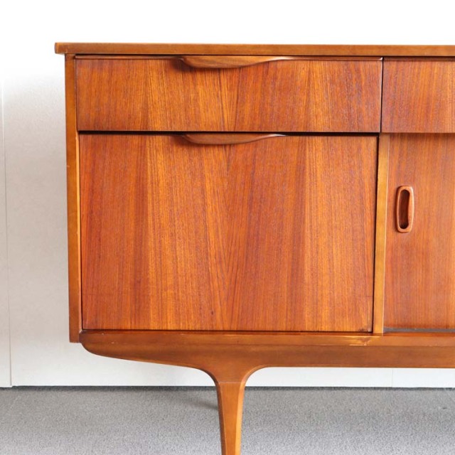 英国ヴィンテージのサイドボード。ミッドセンチュリーモダンデザイン。