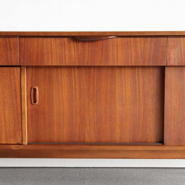 英国ヴィンテージのサイドボード。ミッドセンチュリーモダンデザイン。