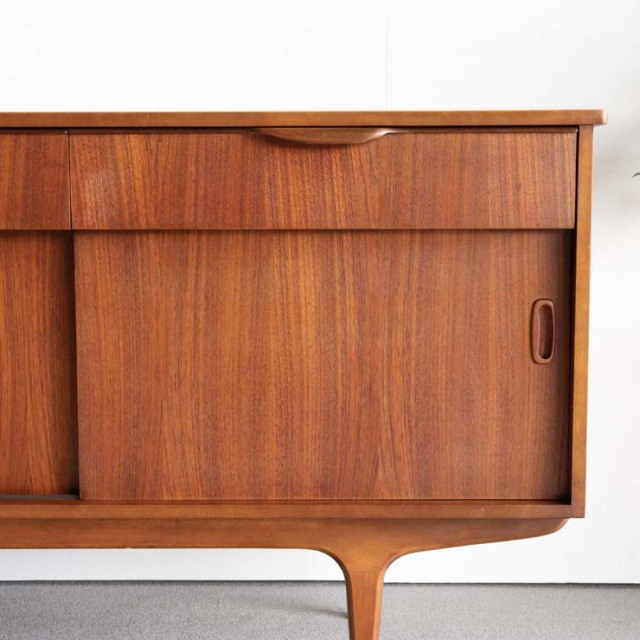 英国ヴィンテージのサイドボード。ミッドセンチュリーモダンデザイン。