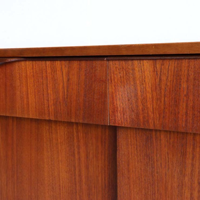 英国ヴィンテージのサイドボード。ミッドセンチュリーモダンデザイン。