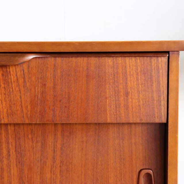 英国ヴィンテージのサイドボード。ミッドセンチュリーモダンデザイン。