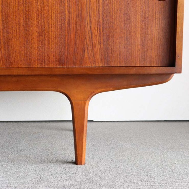 英国ヴィンテージのサイドボード。ミッドセンチュリーモダンデザイン。