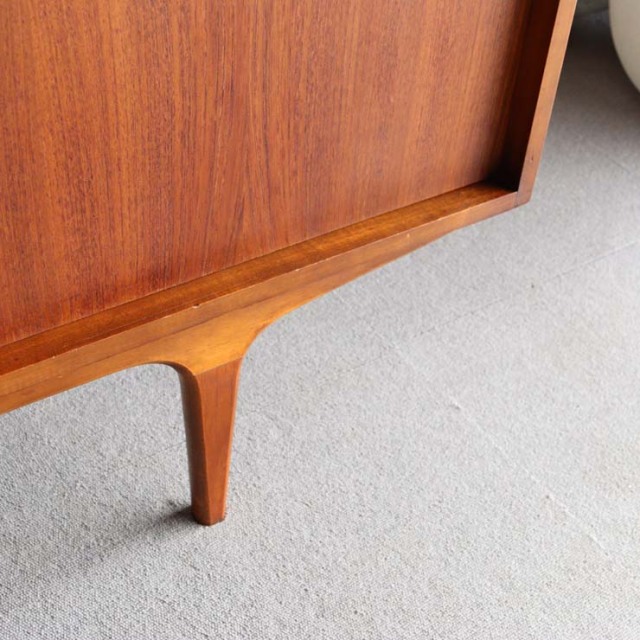 英国ヴィンテージのサイドボード。ミッドセンチュリーモダンデザイン。