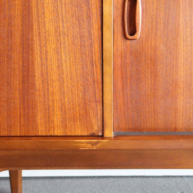 英国ヴィンテージのサイドボード。ミッドセンチュリーモダンデザイン。