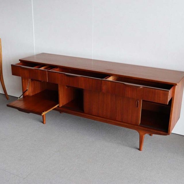 英国ヴィンテージのサイドボード。ミッドセンチュリーモダンデザイン。