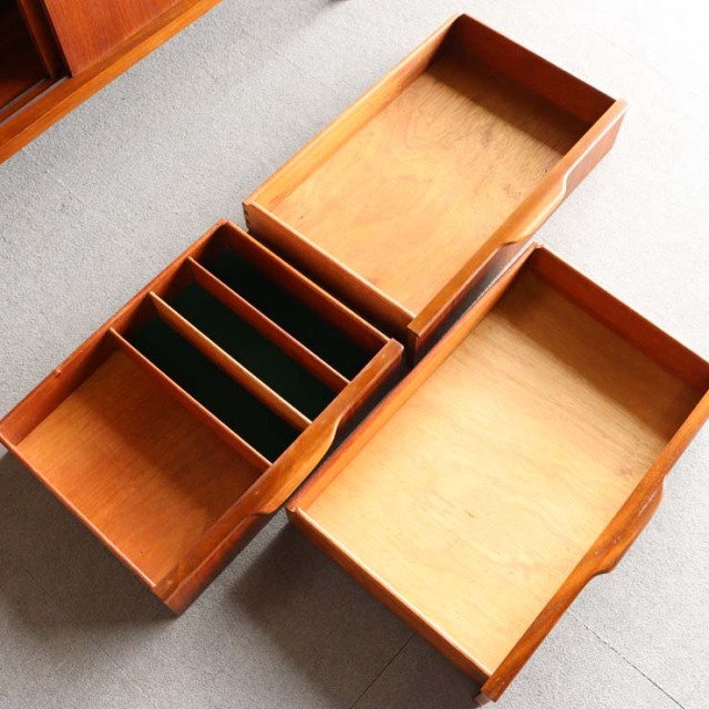 英国ヴィンテージのサイドボード。ミッドセンチュリーモダンデザイン。