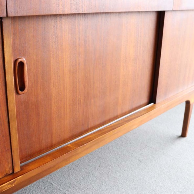 英国ヴィンテージのサイドボード。ミッドセンチュリーモダンデザイン。