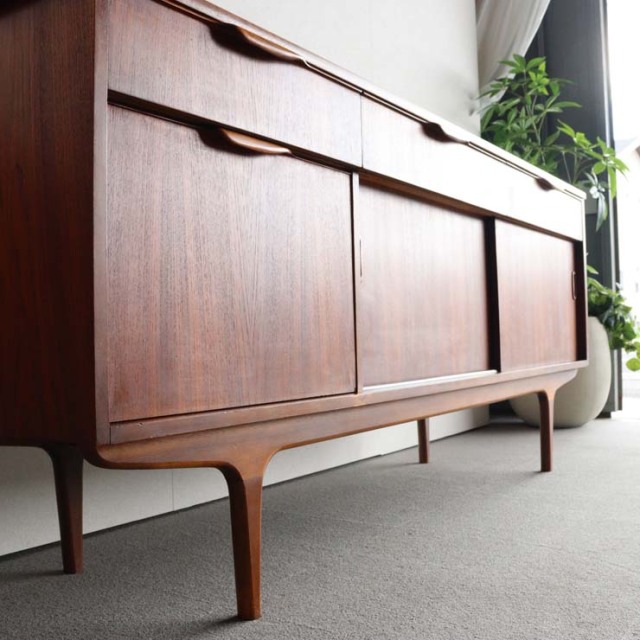 英国ヴィンテージのサイドボード。ミッドセンチュリーモダンデザイン。