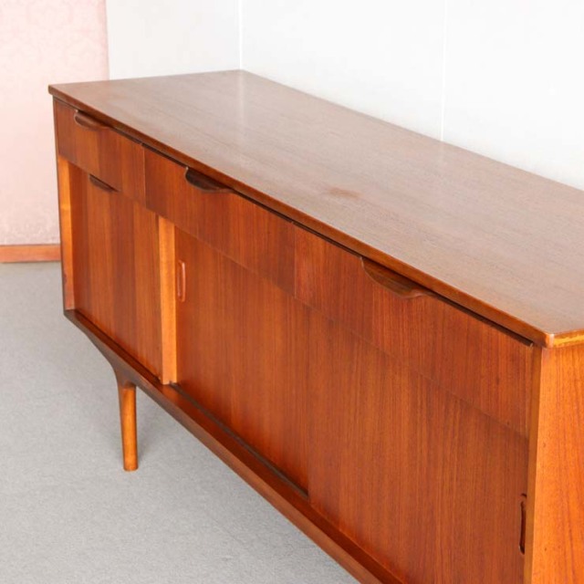 英国ヴィンテージのサイドボード。ミッドセンチュリーモダンデザイン。