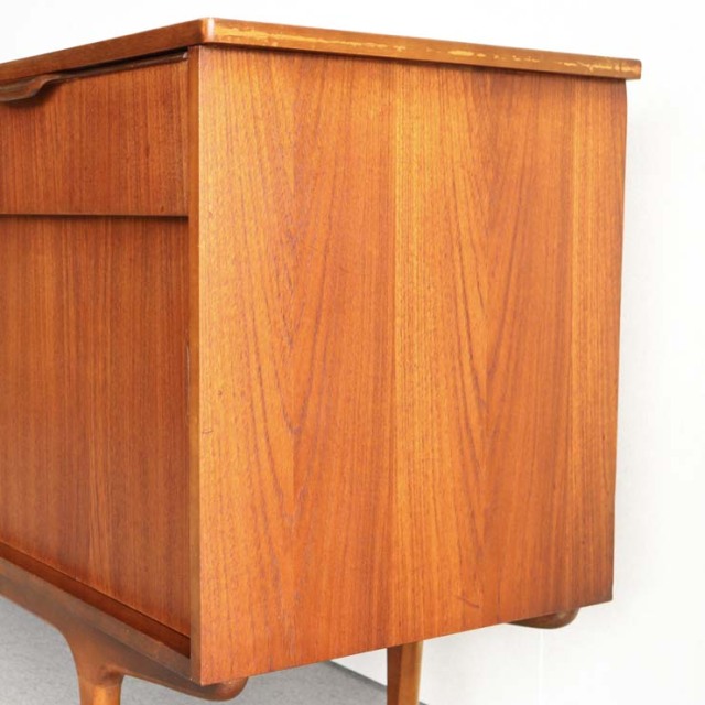 英国ヴィンテージのサイドボード。ミッドセンチュリーモダンデザイン。