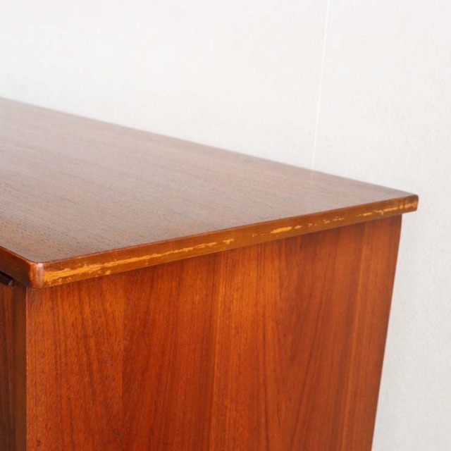 英国ヴィンテージのサイドボード。ミッドセンチュリーモダンデザイン。