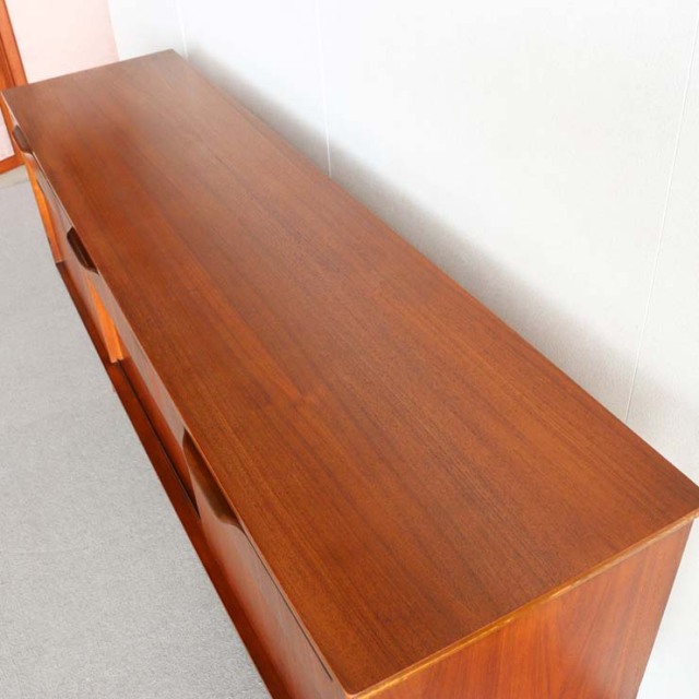 英国ヴィンテージのサイドボード。ミッドセンチュリーモダンデザイン。