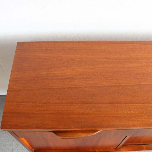 英国ヴィンテージのサイドボード。ミッドセンチュリーモダンデザイン。