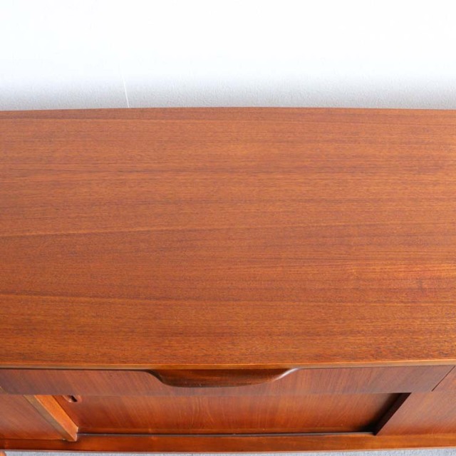 英国ヴィンテージのサイドボード。ミッドセンチュリーモダンデザイン。