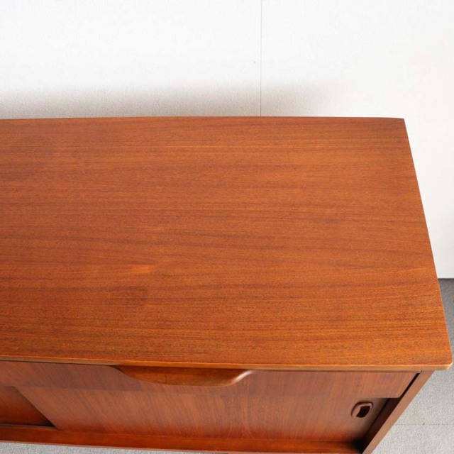 英国ヴィンテージのサイドボード。ミッドセンチュリーモダンデザイン。